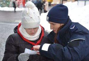 Policjantka z dziewczynką