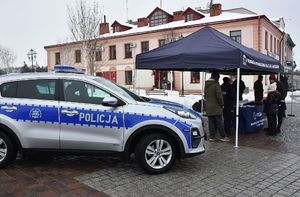 Radiowóz. W tle stoisko profilaktyczne