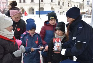 Policjantki z dziećmi podczas finału WOŚP