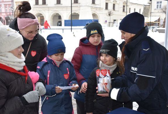 Policjantki z dziećmi podczas finału WOŚP