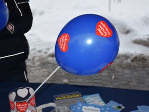 Stoisko profilaktyczne. Na nim balon z serduszkami WOŚP