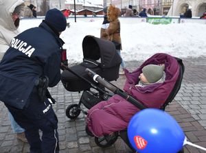 Policjantka przy małych dzieciach w wózkach