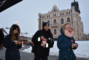 Policjantka z dziewczynkami na tle ratusza