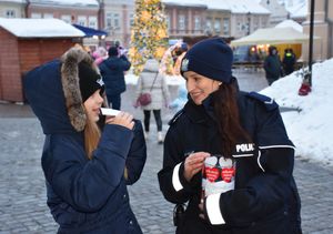 Policjantka z dziewczynką