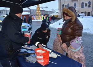 Dzieci przy policyjnym stoisku
