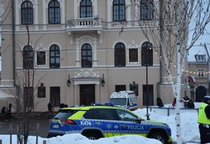 Radiowóz na tle ratusza