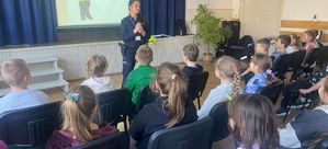 Policjantka w czasie spotkania z uczniami