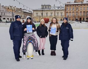 Policjantki z dziećmi na lodowisku