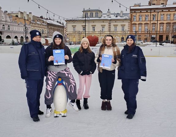 Policjantki z dziećmi na lodowisku