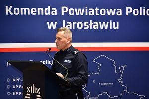 Przemowa Komendanta Powiatowego Policji w Jarosławiu przy mównicy