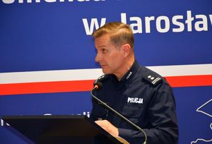 Przemówienie Zastępcy Komendanta Powiatowego Policji w Jarosławiu przy mównicy