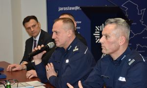 Zastępca Komendanta Wojewódzkiego Policji w Rzeszowie podczas przemówienia.