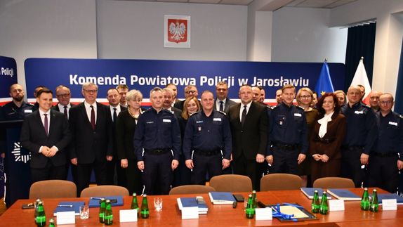 Zdjęcie grupowe osób biorących udział w odprawie