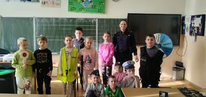 Zdjęcie grupowe dzieci i policjantki