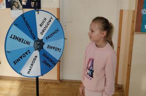 Dziewczynka przy konkursowym kole