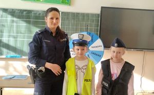 Policjantka z dziećmi