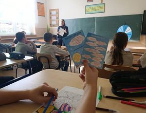 Policjantka na spotkaniu z uczniami w klasie