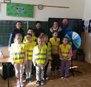 Zdjęcie grupowe policjantek z dziećmi