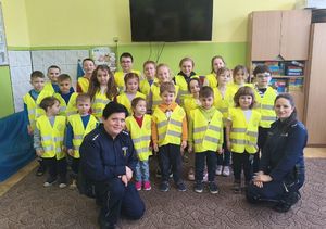 Zdjęcie grupowe policjantek z dziećmi