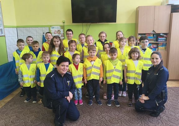 Zdjęcie grupowe policjantek z dziećmi