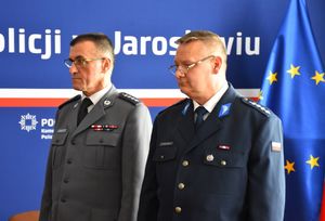 Dwóch policjantów na sali odpraw
