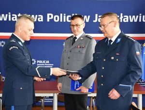 Komendant gratuluje policjantowi