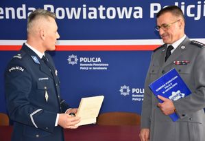 Policjant wręcza upominek policjantowi