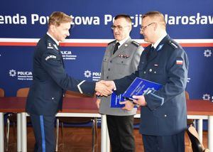 Komendant gratuluje policjantowi