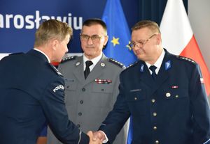 Komendant gratuluje policjantowi