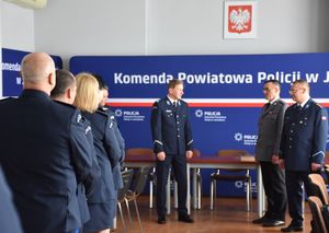 Policjanci zgromadzeni na sali odpraw