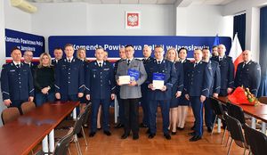 Zdjęcie grupowe policjantów i komendantów