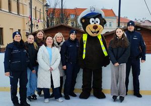 Zdjęcie grupowe dzieci z policjantami i z miśkiem