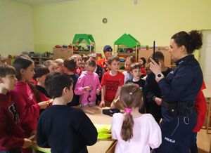 Policjantka z dziećmi