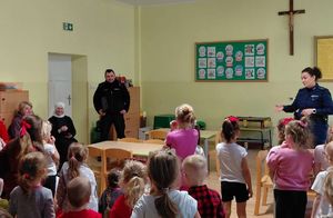 Zdjęcie policjantów podczas prelekcji z dziećmi