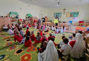 Dzieci na spotkaniu z policjantką