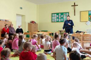 Policjantka z dziećmi podczas prelekcji
