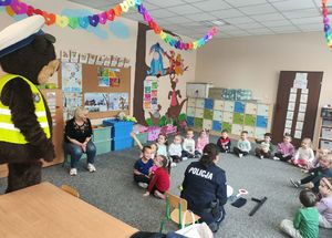 Policjantka z dziećmi podczas prelekcji