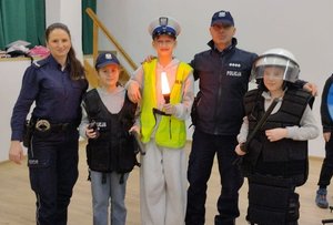 Policjanci z dziećmi w policyjnym umundurowaniu