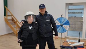 Policjant z chłopcem w policyjnym umundurowaniu