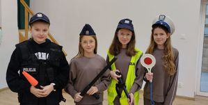 Dziewczynki ubrane w elementy policyjnego umundurowania