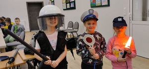 Dzieci przebrane w elementy policyjnego umundurowania