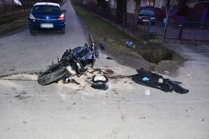Uszkodzony po wypadku motocykl leży na jezdni