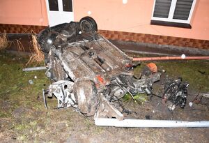 Zdeformowany po dachowaniu pojazd