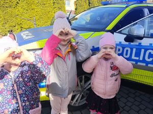 Dzieci na tle radiowozu