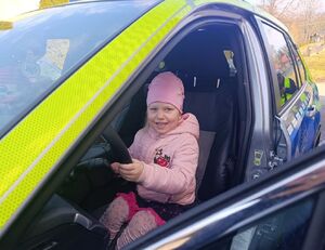 Dziecko za kierownicą radiowozu