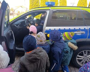 Dzieci przy radiowozie