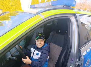 Chłopczyk za kierownicą radiowozu