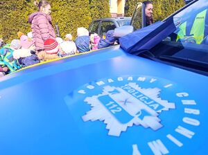 Dzieci przy radiowozie