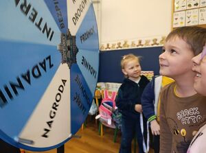 Dzieci biorą udział w konkursie przy kole