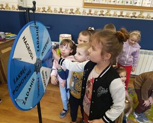 Dzieci podczas konkursu przy kole